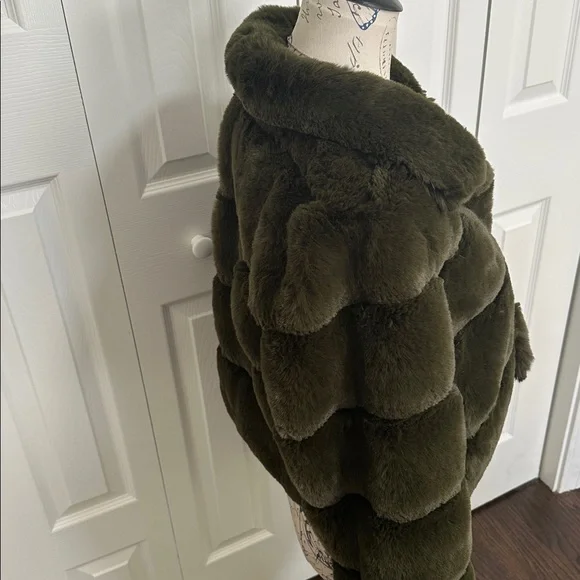 Belle Fare Faux Fur Olive Cropped Jacket - Picture 7 of 16